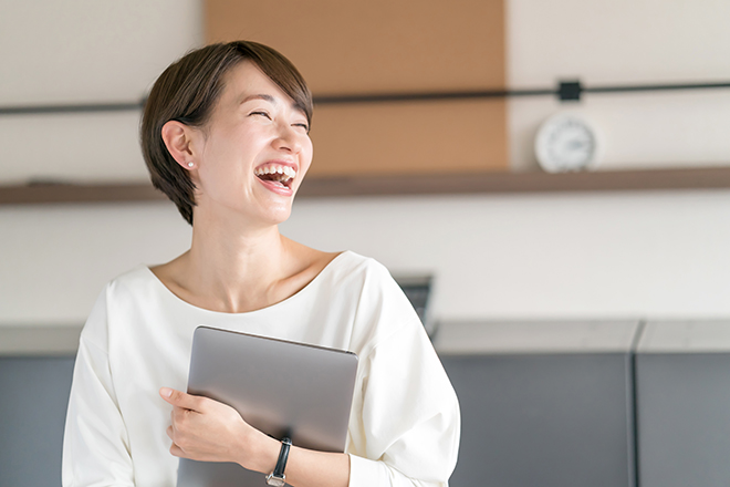笑っている女性