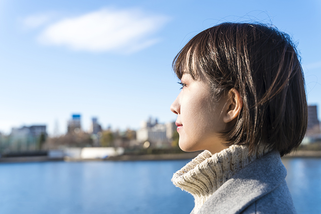 若い女性の横顔
