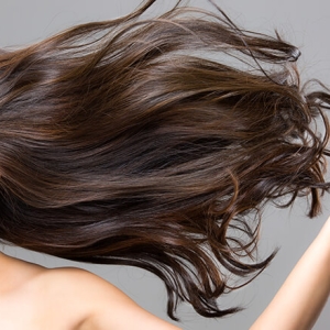 女性の髪が油っぽくなる原因と対処法とは？ベタベタ髪からサラサラ髪に